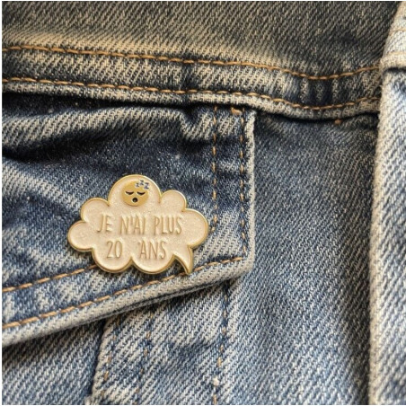 Pin's je n’ai plus 20 ans  - Madame La Mouette - Achat en ligne - Jaines
