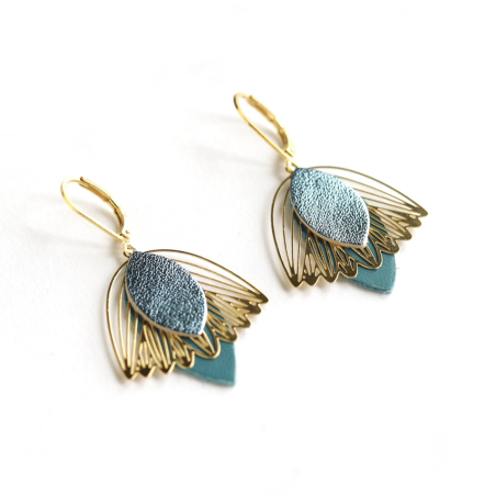 Boucles d'oreilles Fleur de Muguet - Cuir Bleu ciel métallisé -Chenoha Studio - Achat en ligne - Jaines